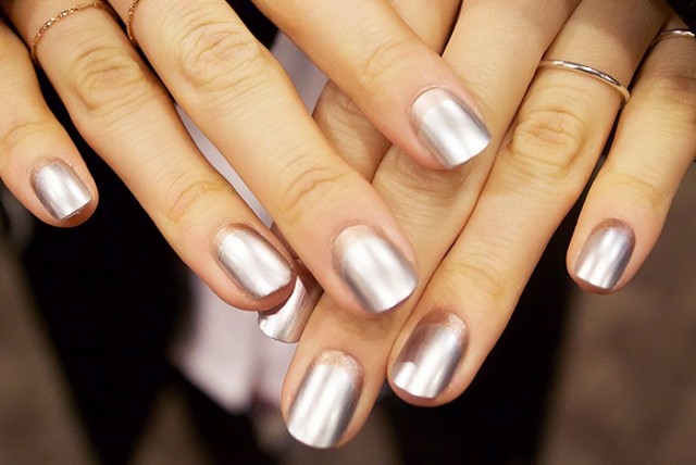 Tendenze Unghie 2017: Metallizzate e Mirror Effect