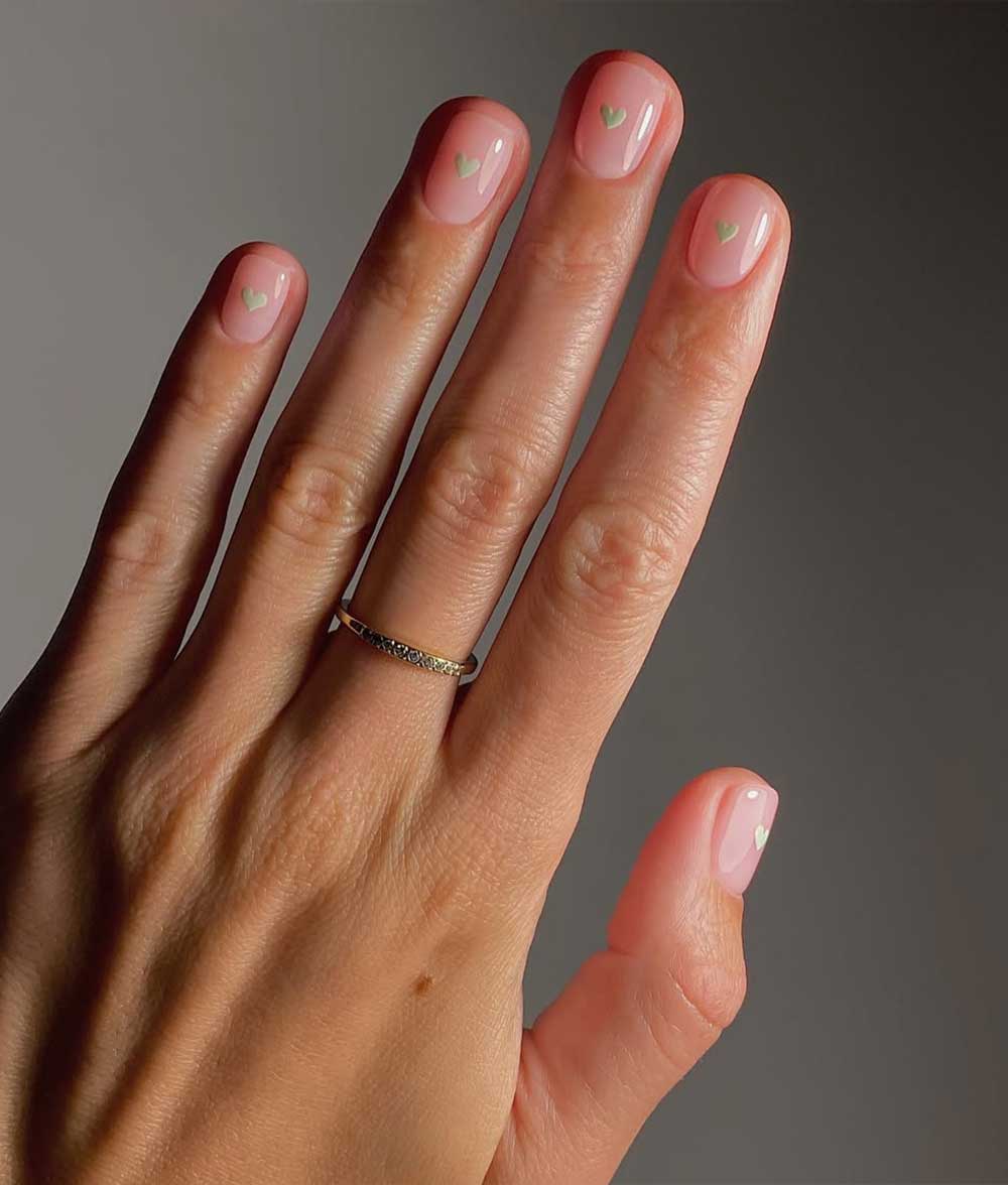 Unghie San Valentino minimal con cuore verde matcha Unghie San Valentino minimal con cuore verde matcha