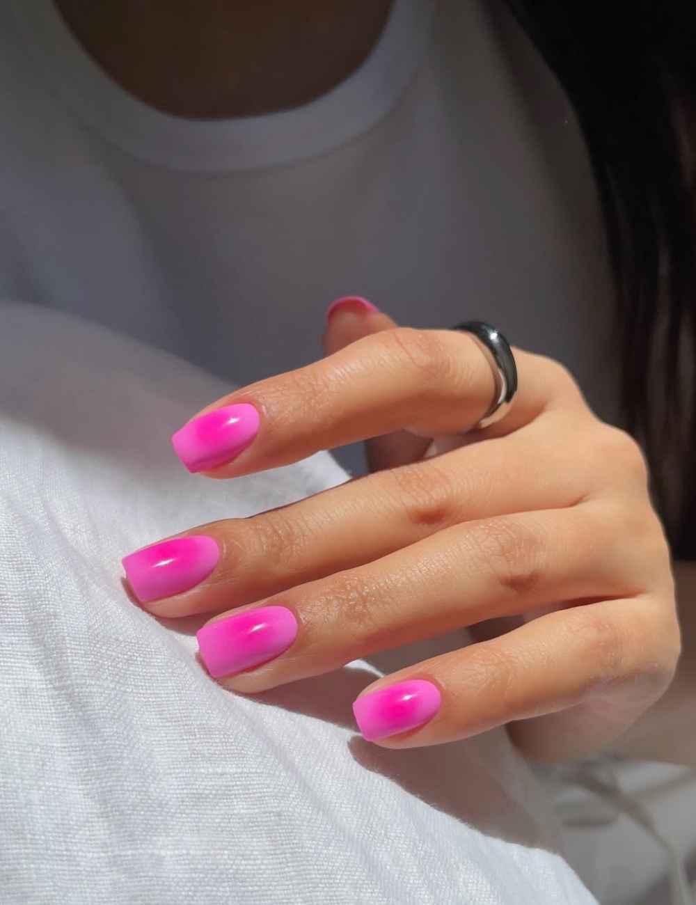 Unghie fluo fucsia con aura nail art Unghie fluo fucsia con aura nail art