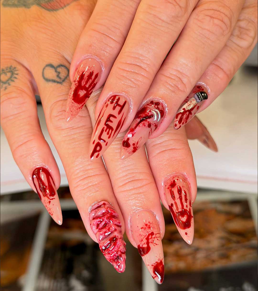 Unghie Halloween con effetto sangue Unghie Halloween con effetto sangue