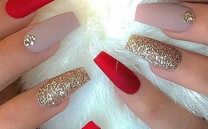 Unghie glitter, tante idee per mani scintillanti per le Feste – unghie glitter rosse_natalizie 10