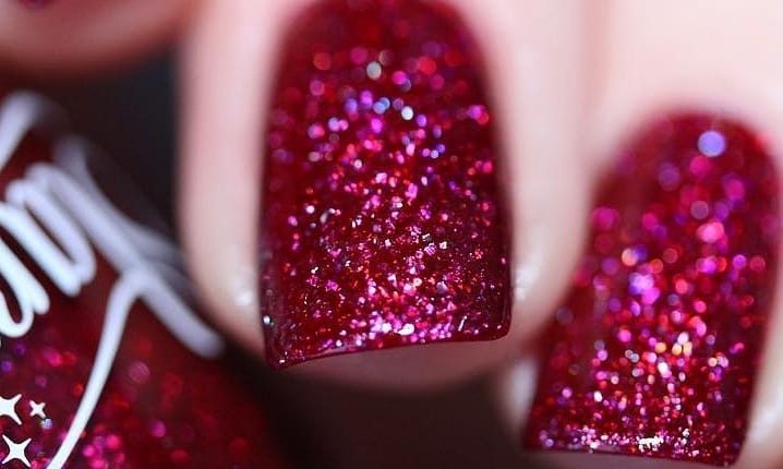 Unghie glitter, tante idee per mani scintillanti per le Feste – unghie glitter rosse_natalizie 2