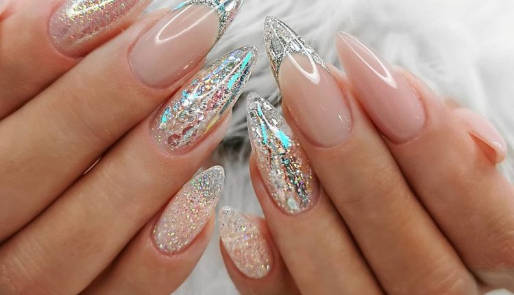 Unghie glitter, tante idee per mani scintillanti per le Feste – unghie glitter trasparente 3