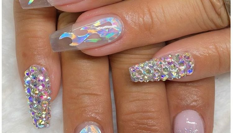 Unghie glitter, tante idee per mani scintillanti per le Feste- unghie trasparenti10