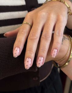 Unghie chiare eleganti a pois Unghie chiare eleganti a pois