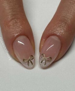 Unghie per Capodanno con fiocco Unghie per Capodanno con fiocco