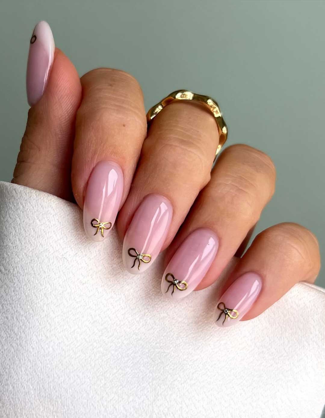 Unghie chiare ed eleganti con fiocco Unghie chiare ed eleganti con fiocco