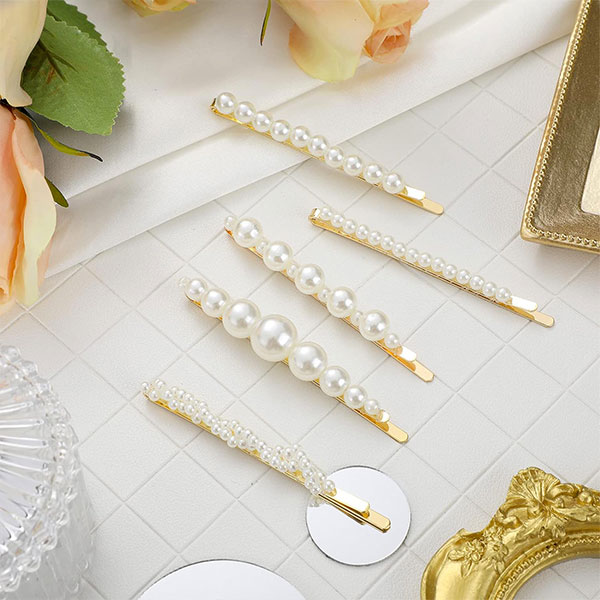 Acconciatura capelli sposa con fermagli di perle Acconciatura capelli sposa con fermagli di perle
