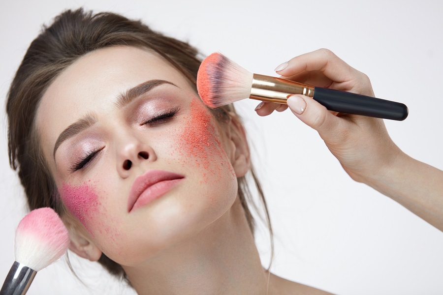 Draping, la tecnica makeup per scolpire il viso con il blush