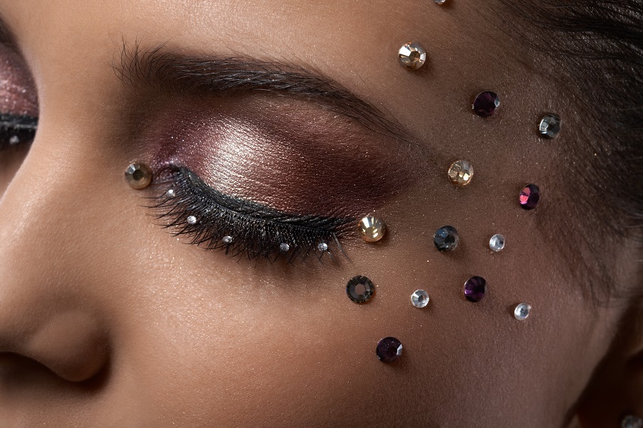 Make-up: strass, brillantini e gioielli si applicano sul viso e sugli occhi
