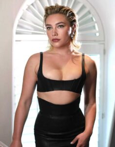L'attrice Florence Pugh con un taglio corto bob tirato indietro L'attrice Florence Pugh con un taglio corto bob tirato indietro