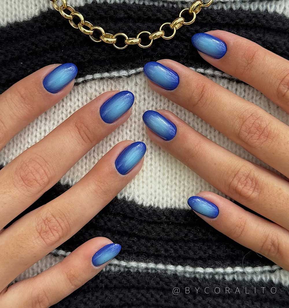 Unghie blu sfumate - Aura nails Unghie blu sfumate - Aura nails