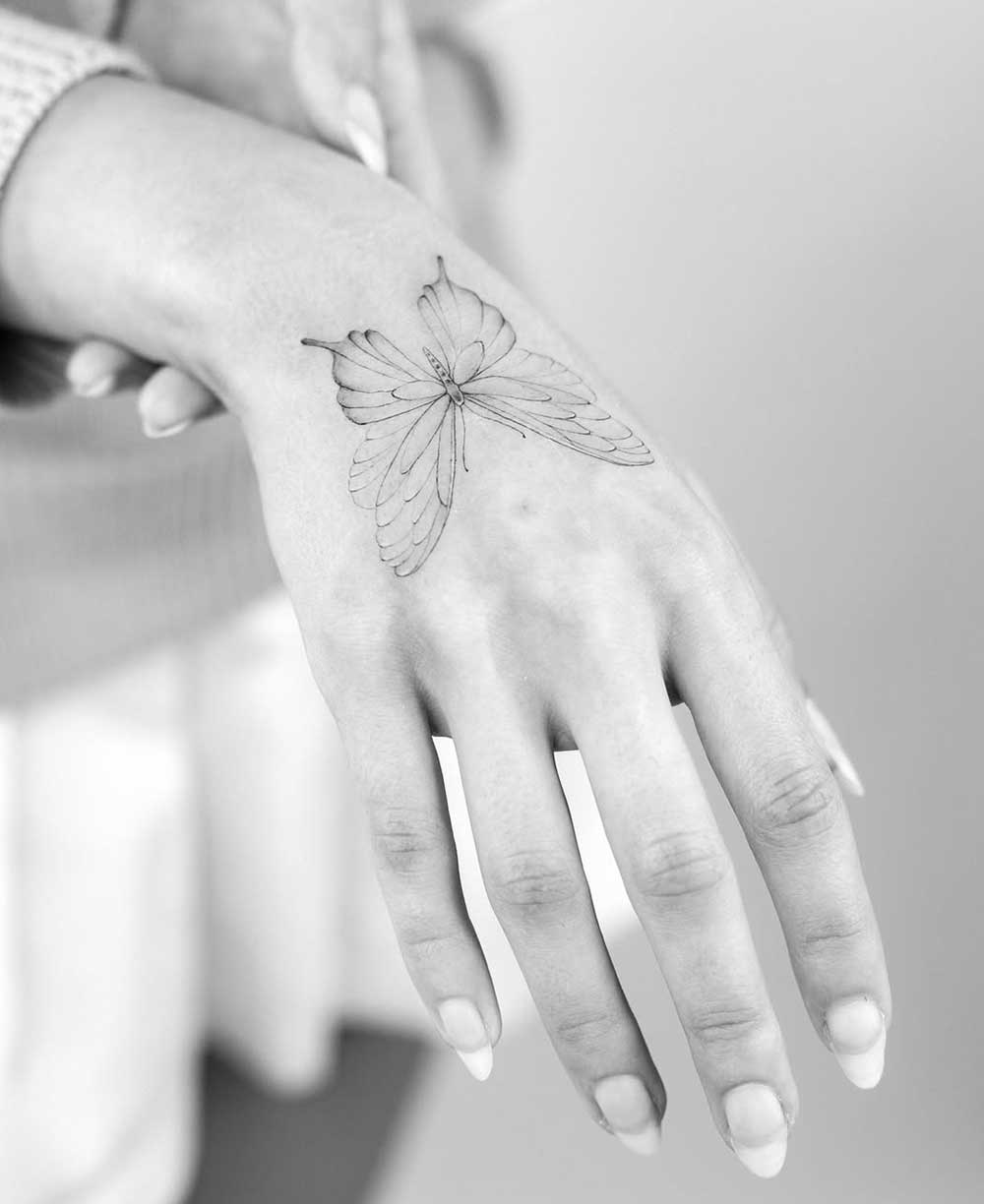 Tatuaggio farfalla sulla mano Tatuaggio farfalla sulla mano