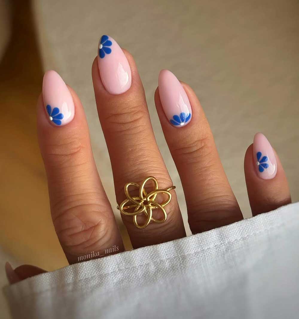 Unghie blu e rosa con fiori Unghie blu e rosa con fiori