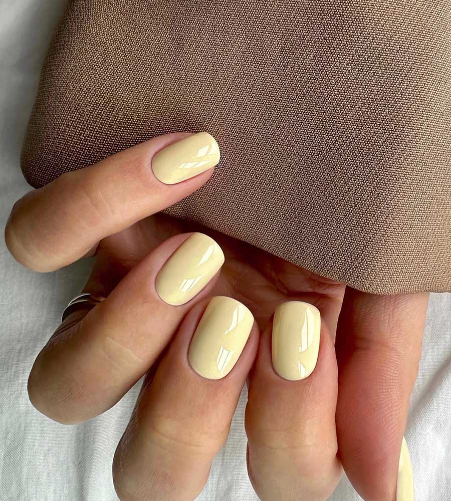 Unghie giallo burro pastello Unghie giallo burro pastello