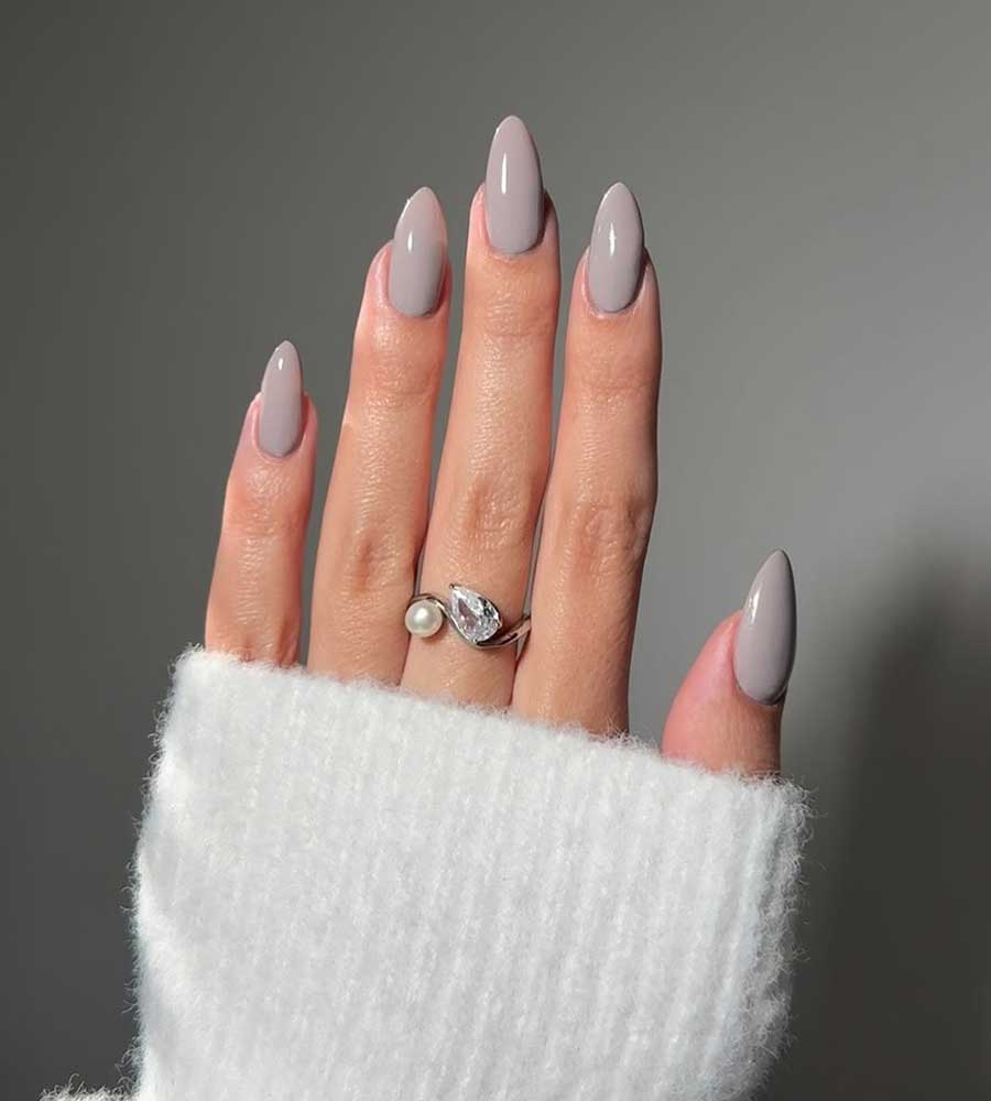 Unghie pastello tinta unita grigio Unghie pastello tinta unita grigio