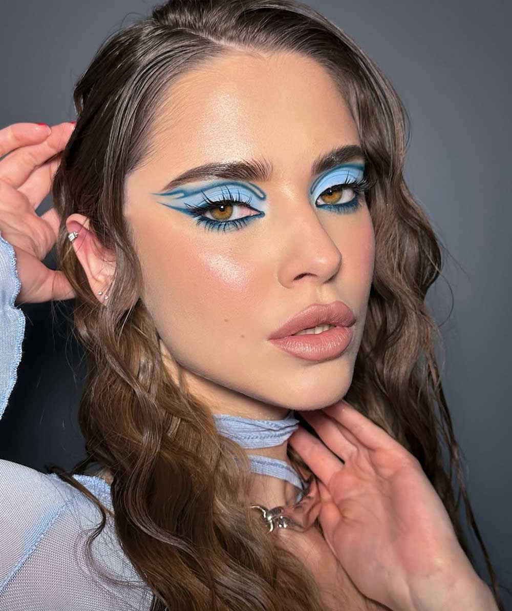 Eyeliner blu e ombretto dello stesso colore Eyeliner blu e ombretto dello stesso colore
