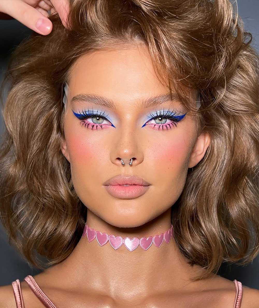 Trucco eyeliner blu e ombretto rosa Trucco eyeliner blu e ombretto rosa