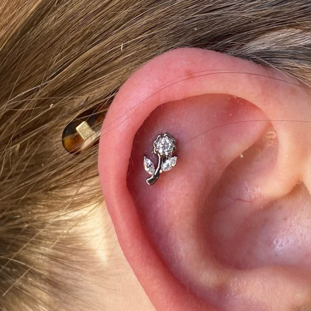 Femminile Gioiello Per Orecchio A Forma Di Cuore Con Fiore