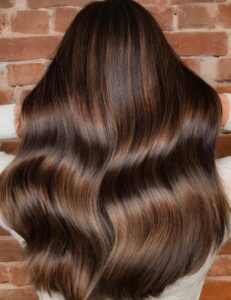 Capelli con riflessi caramello 