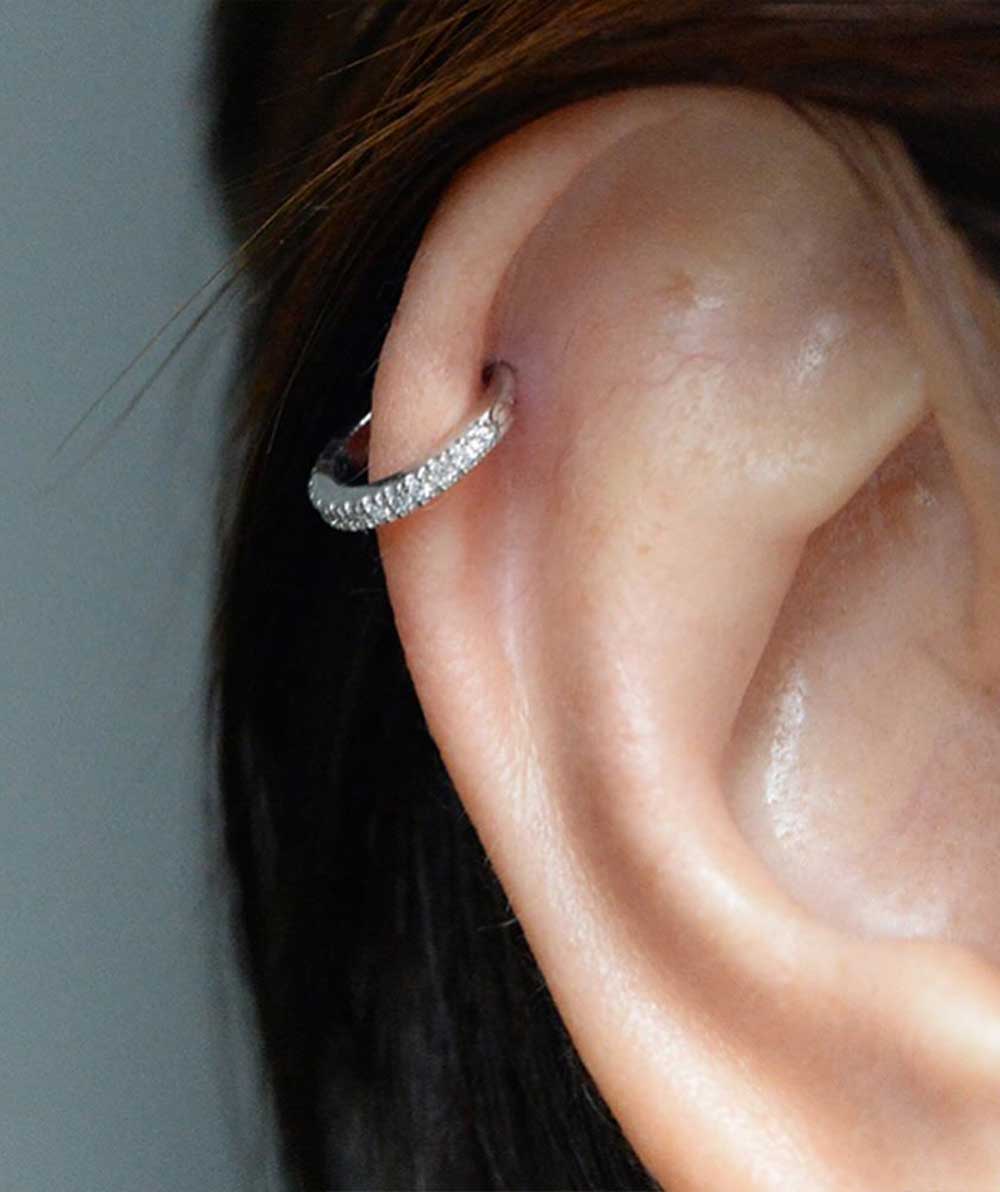 Piercing alle orecchie Helix Piercing alle orecchie Helix