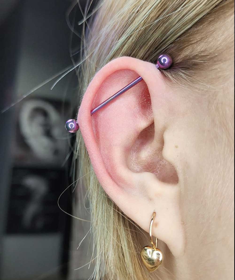 Industrial Piercing - Piercing alle orecchie Industrial Piercing - Piercing alle orecchie