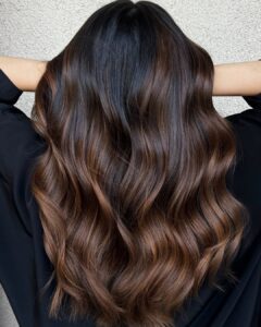 Capelli scuri con sfumature caramello