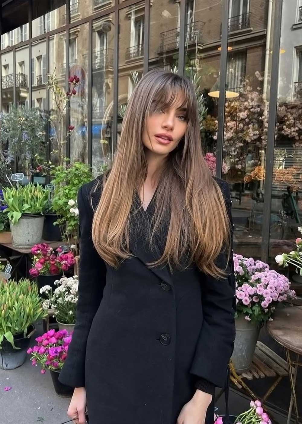 Capelli lunghi scalati davanti con frangia Capelli lunghi scalati davanti con frangia