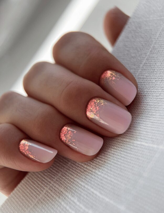 Unghie corallo con brillantini Unghie corallo con brillantini