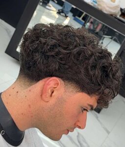 Capelli ricci uomo corti con taper fade