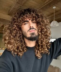 Capelli ricci lunghi uomo con frangia