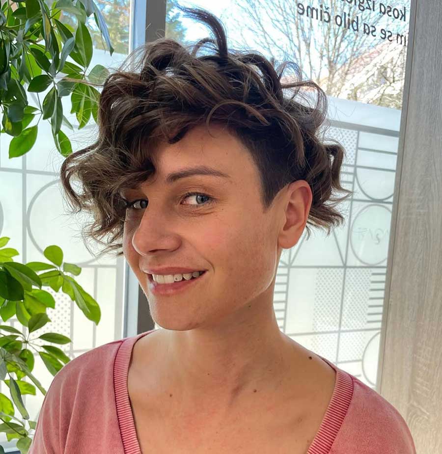 Pixie cut, capelli ricci asimmetrici Pixie cut, capelli ricci asimmetrici