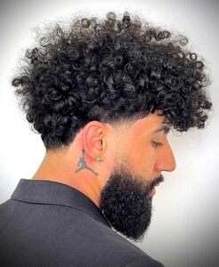 Taglio corto riccio con low taper fade 