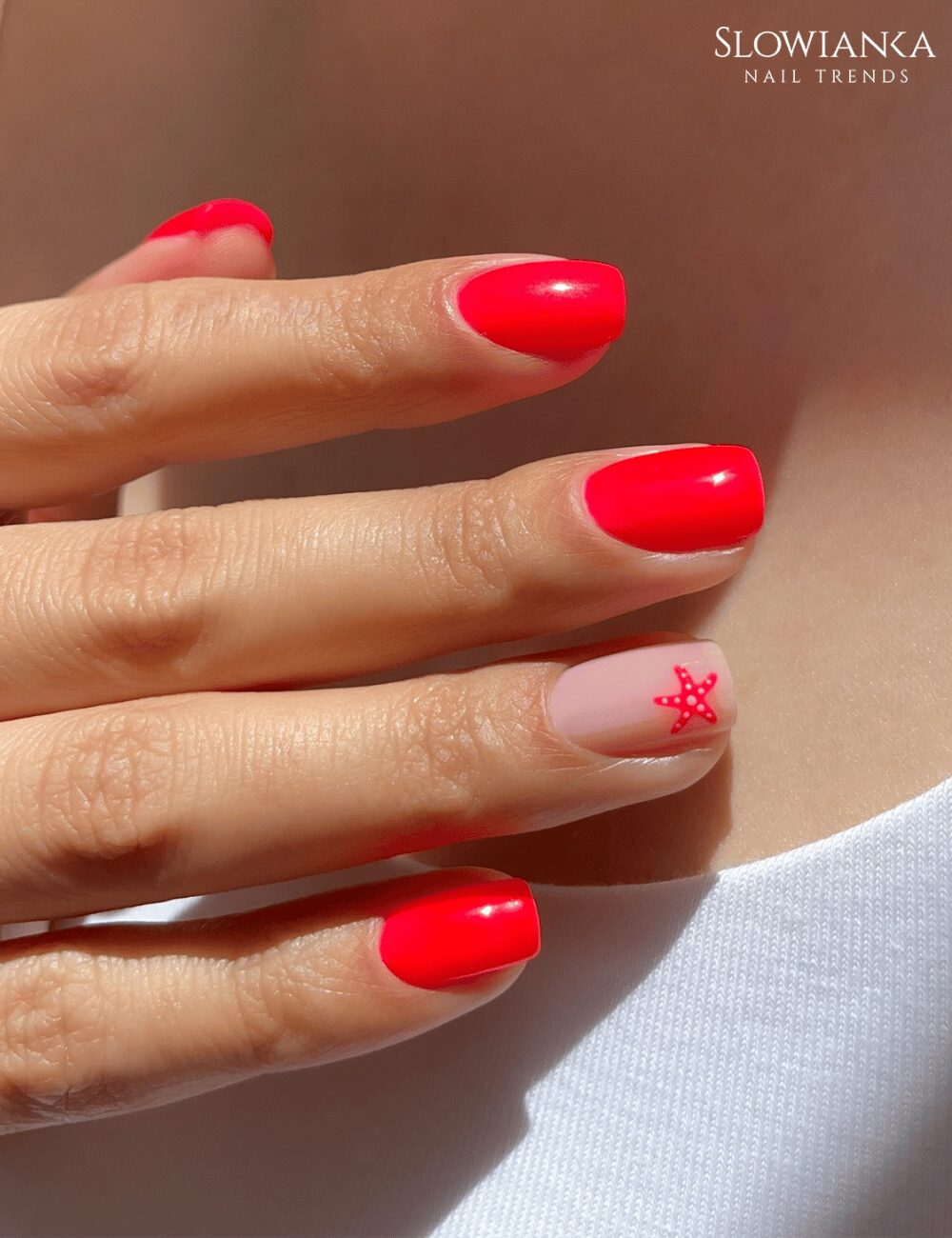 Unghie rosse estive minimal Unghie rosse estive minimal