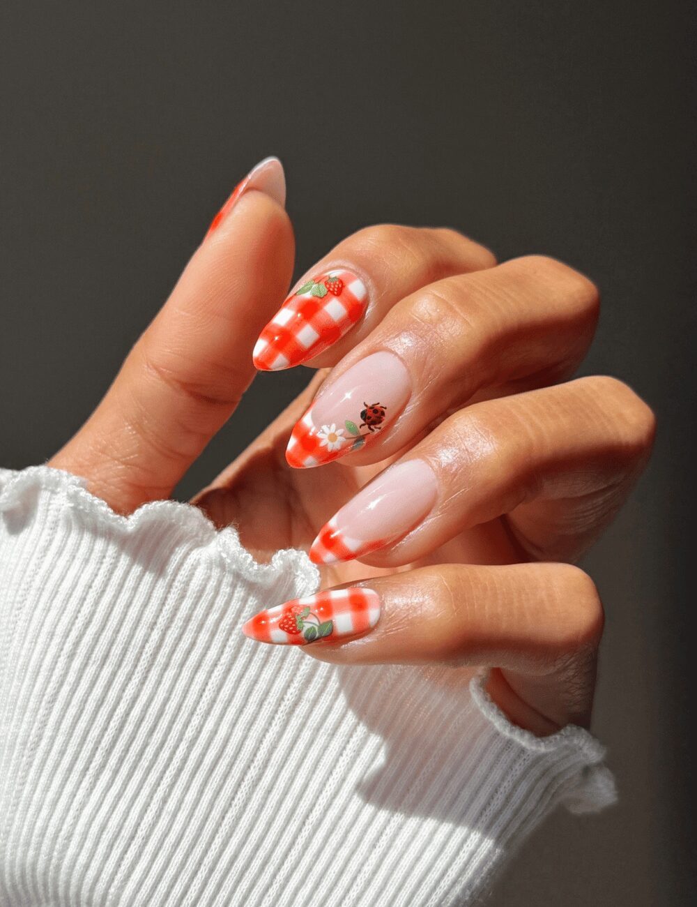 Unghie rosse estive con fantasia Gingham Unghie rosse estive con fantasia Gingham