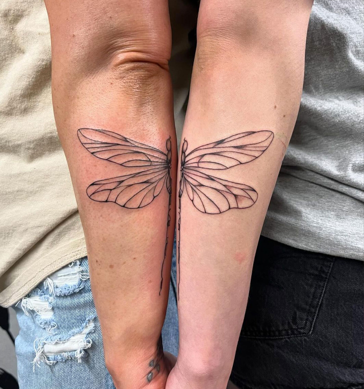 tatuaggio mamma e figlio per mano