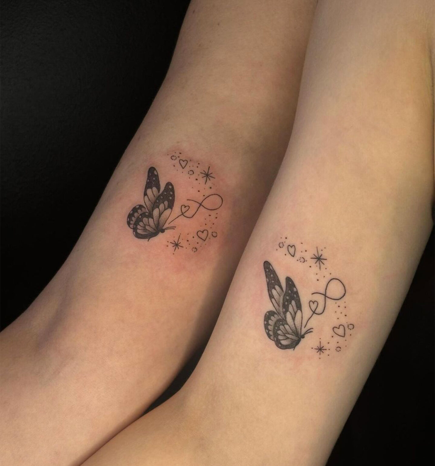 tatuaggio mano mamma e figlio