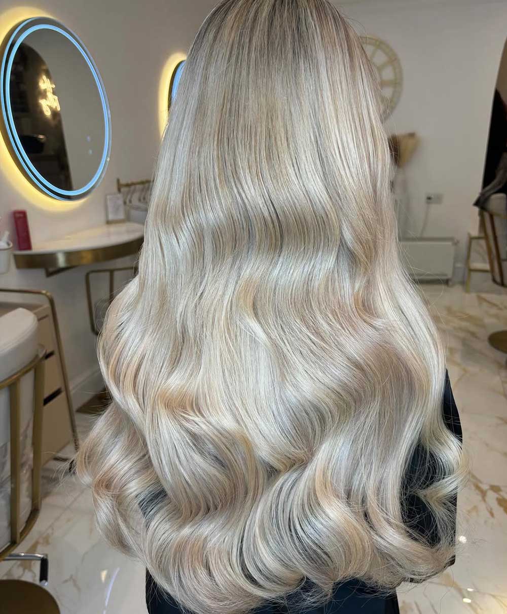 Biondo champagne con capelli lunghi ondulati Biondo champagne con capelli lunghi ondulati