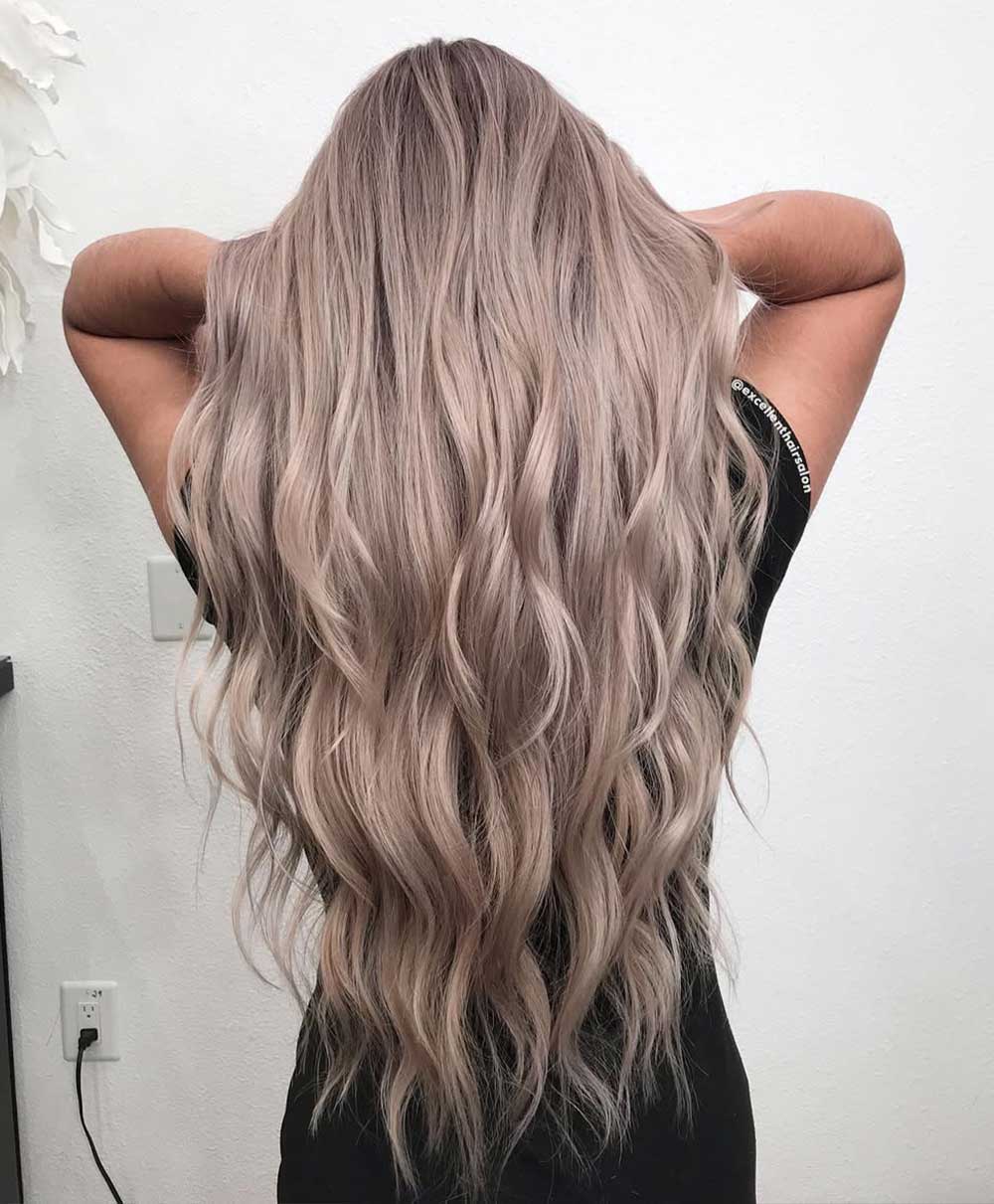 Biondo champagne su capelli lunghi mossi Biondo champagne su capelli lunghi mossi