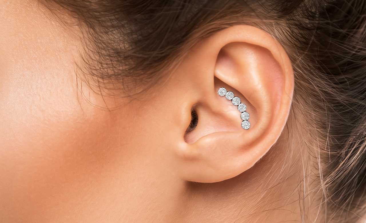 Piercing alle orecchie conch interno Piercing alle orecchie conch interno
