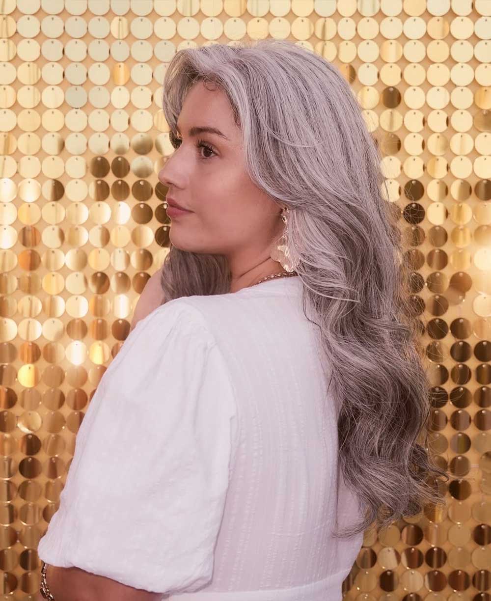 Capelli grigio perla con riflessi lilla Capelli grigio perla con riflessi lilla