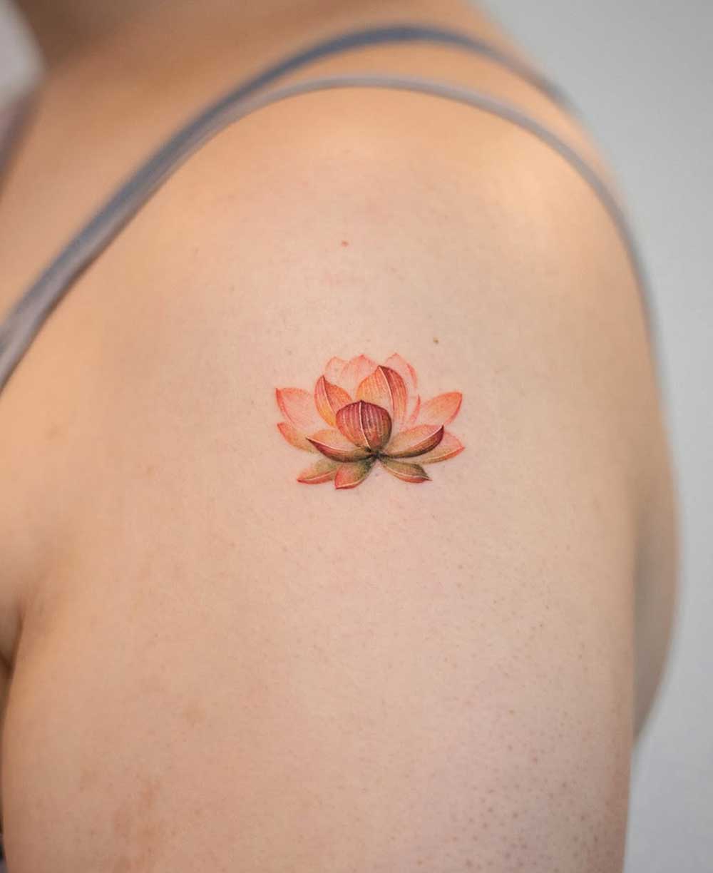 Tatuaggio fiore di loto colorato Tatuaggio fiore di loto colorato