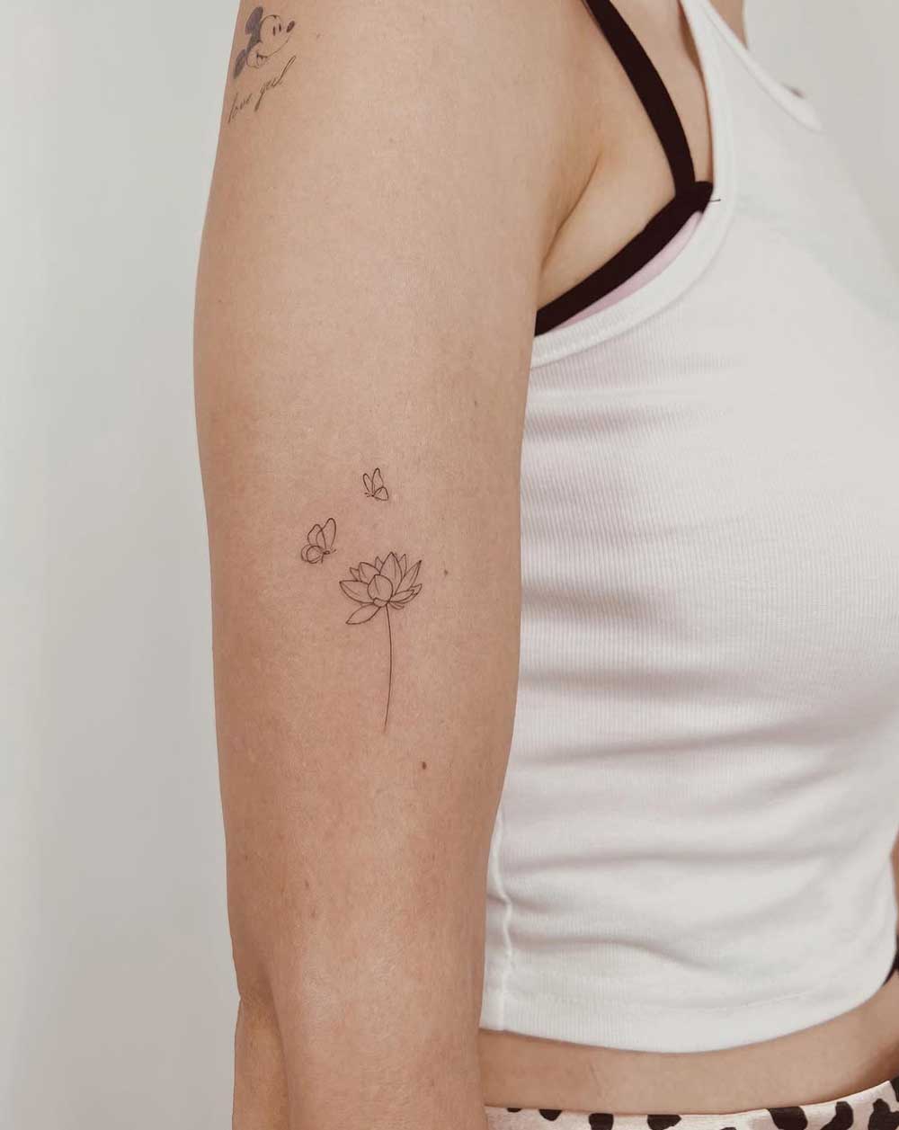 Fiore di loto tatuaggio e farfalle Fiore di loto tatuaggio e farfalle