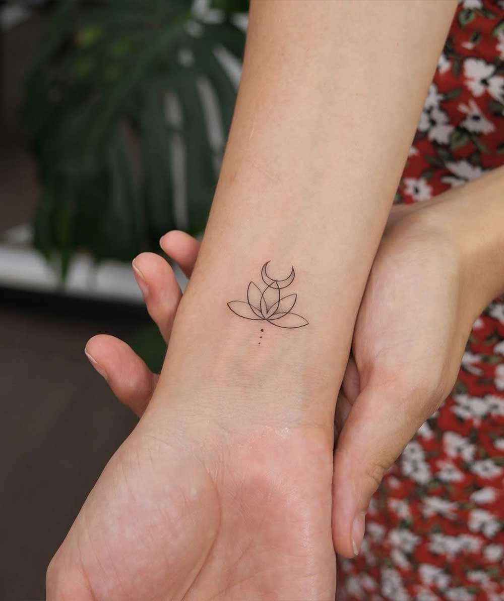 Tatuaggio fiore di loto piccolo e luna Tatuaggio fiore di loto piccolo e luna