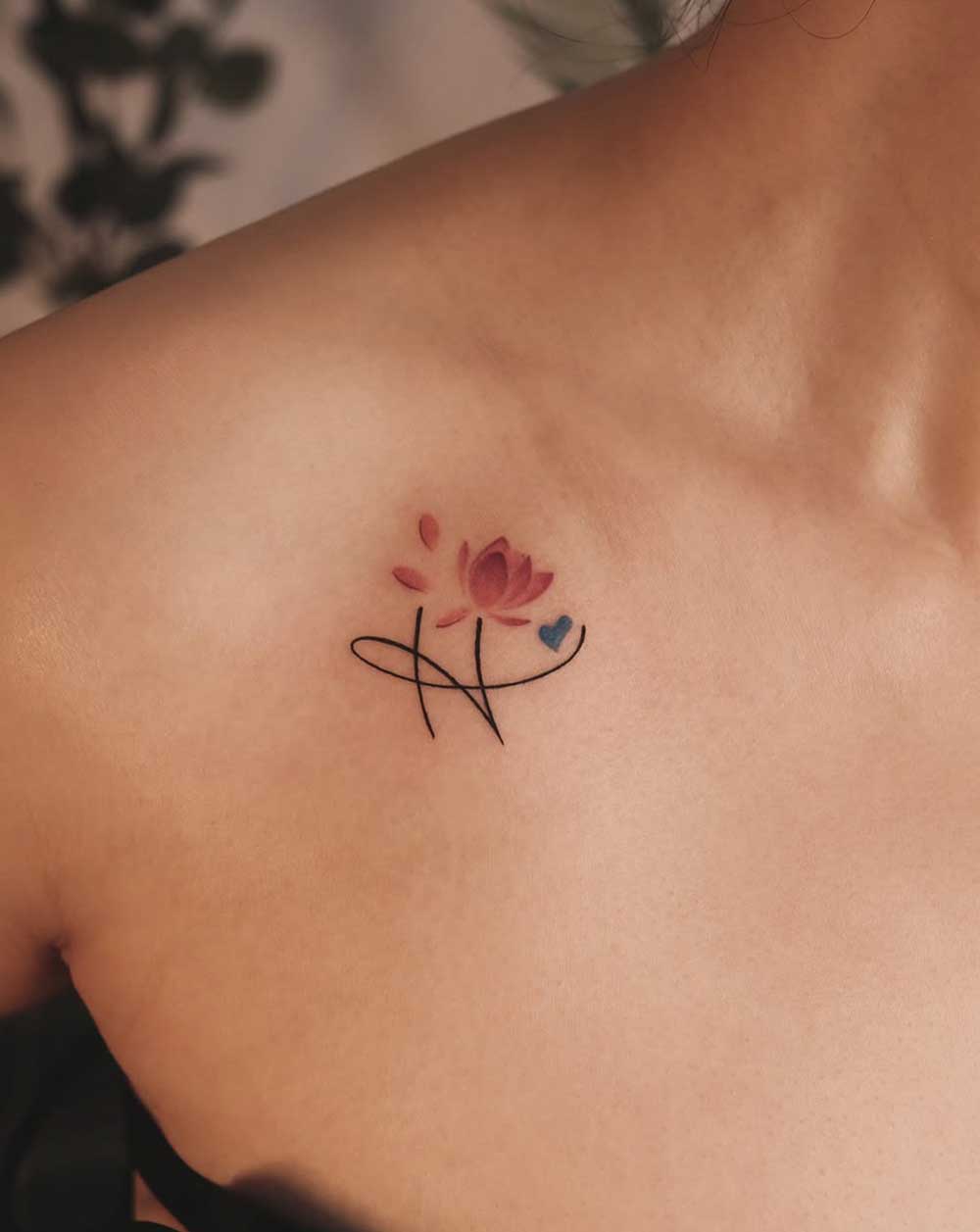 Tatuaggio fiore di loto con iniziale Tatuaggio fiore di loto con iniziale