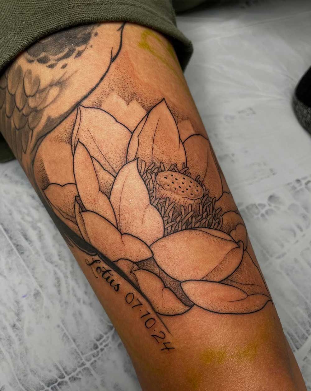 Tatuaggio fiore di loto con scritta Tatuaggio fiore di loto con scritta