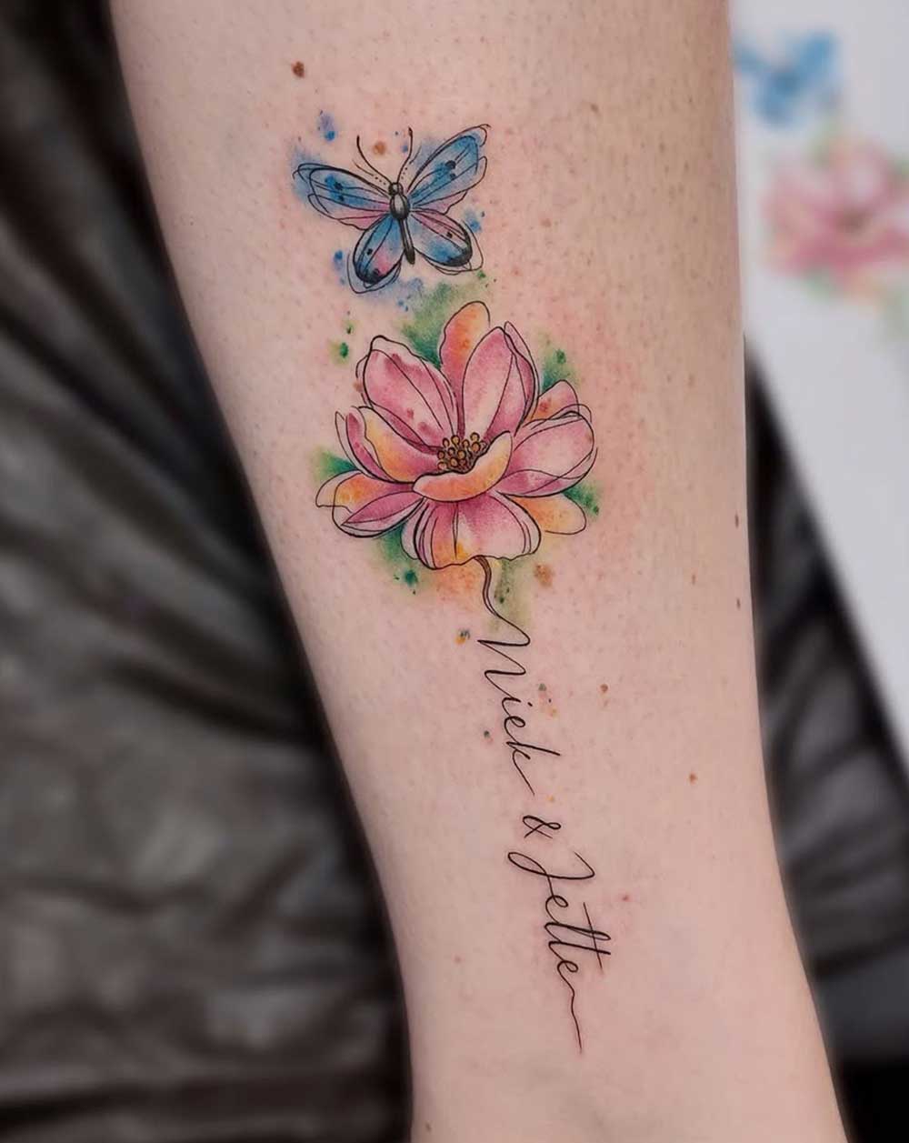 Tatuaggio fiore di loto con scritta Tatuaggio fiore di loto con scritta
