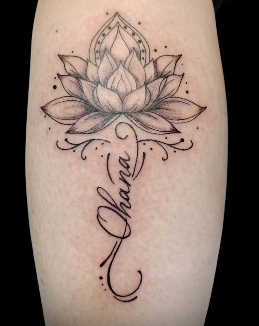 Tatuaggio fiore di loto con scritta Tatuaggio fiore di loto con scritta