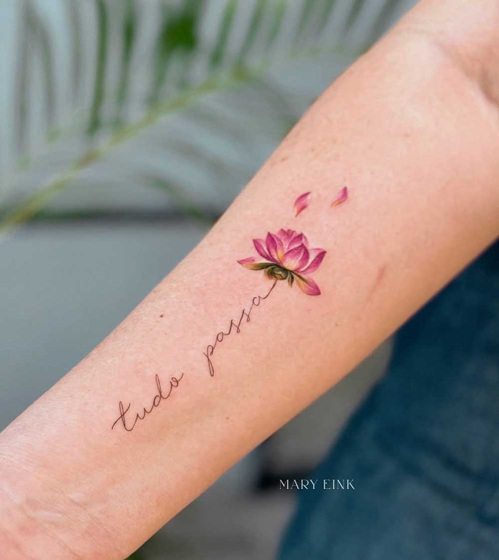 Tatuaggio fiore di loto con scritta Tatuaggio fiore di loto con scritta