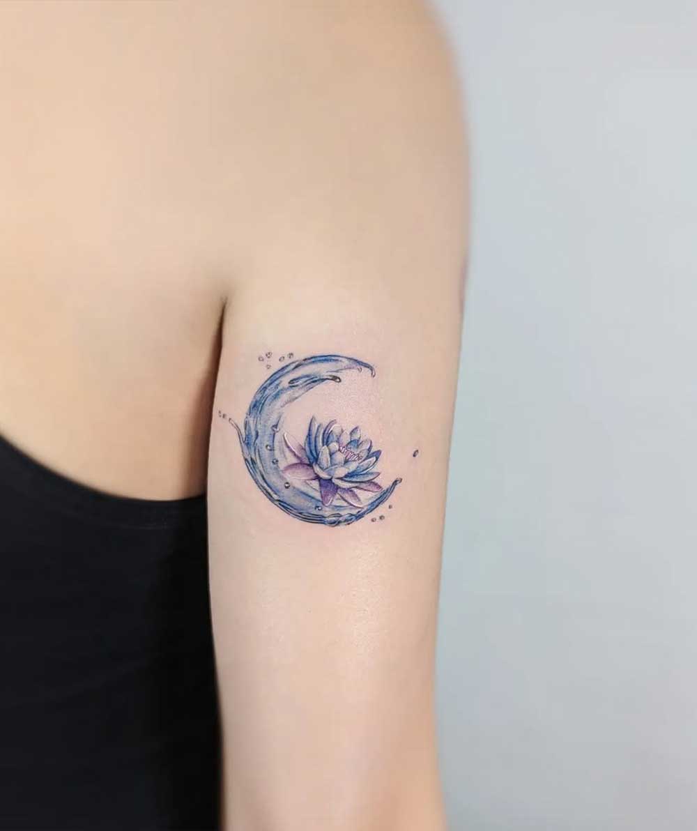 Tatuaggio fiore di loto e luna Tatuaggio fiore di loto e luna